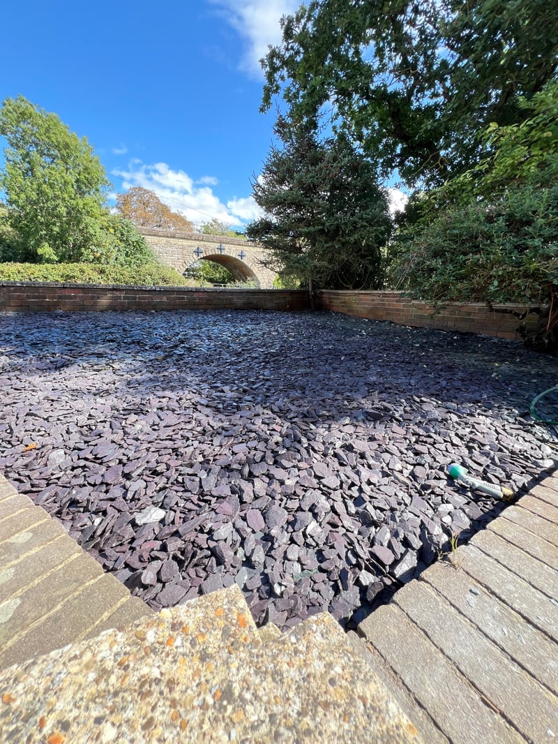 Same front garden area cleared and finished with slate chippings